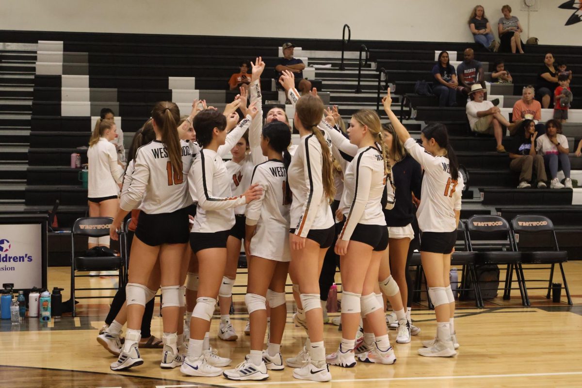 After the first set, the team gathered to have a quick talk about the game and refocus. Sadie Hill '26 led them in their "Sko Wood!" chant before they returned to the court.